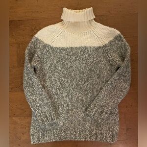 J CREW turtleneck. Excellent condition.